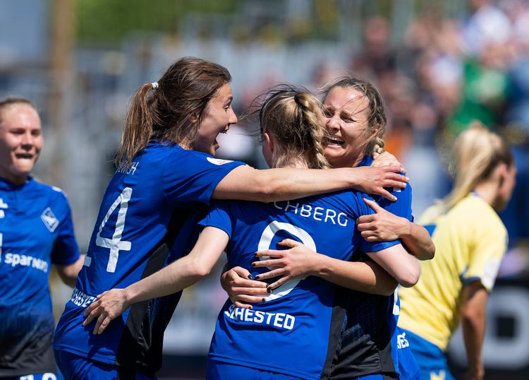Stor jubel i Køge Idrætspark lørdag eftermiddag, efter HB Køges Cecilie Buchberg har scoret til 2-0 i Kvindeligaens slutkamp om guldet mod Brøndby IF. Foto: Claus Bech/Ritzau Scanpix