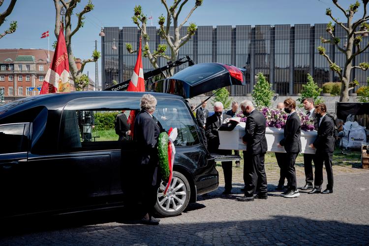 Poul Schlüters bisættelse fandt sted Grundlovsdag i Holmens Kirke. Efterfølgende blev der afholdt mindehøjtidelighed på Børsen, hvor en række politikere holdte tale. Foto: Valdemar Ren