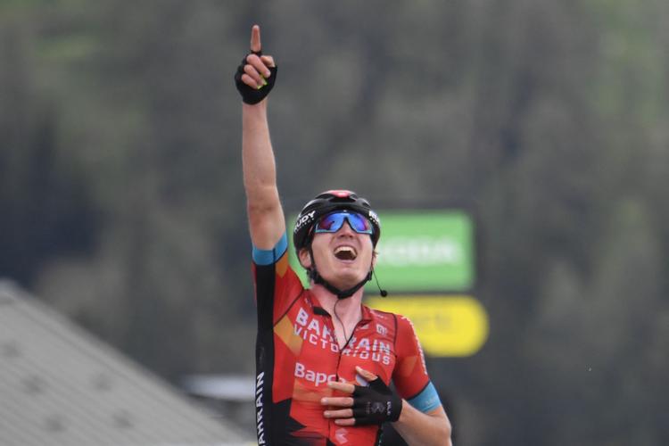 Ukraineren Mark Padun jubler over sin forbløffende triumf på kongeetapen i Critérium du Dauphiné.
 Foto: Alain Jocard/Ritzau Scanpix