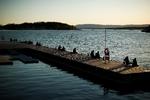 Nordmænd med coronafafstand på havnen i Oslo i april.  