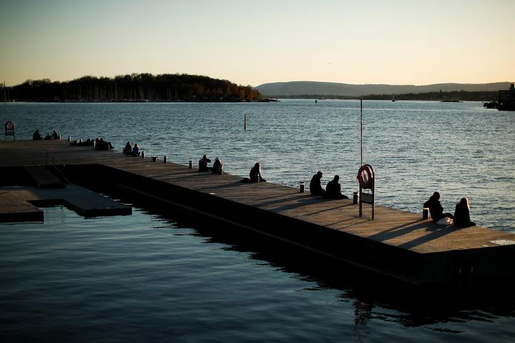 Nordmænd med coronafafstand på havnen i Oslo i april.  