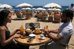 Stranden i Barcelona i juli sidste år.  Foto: Nacho Doce/Reuters/Ritzau Scanpix