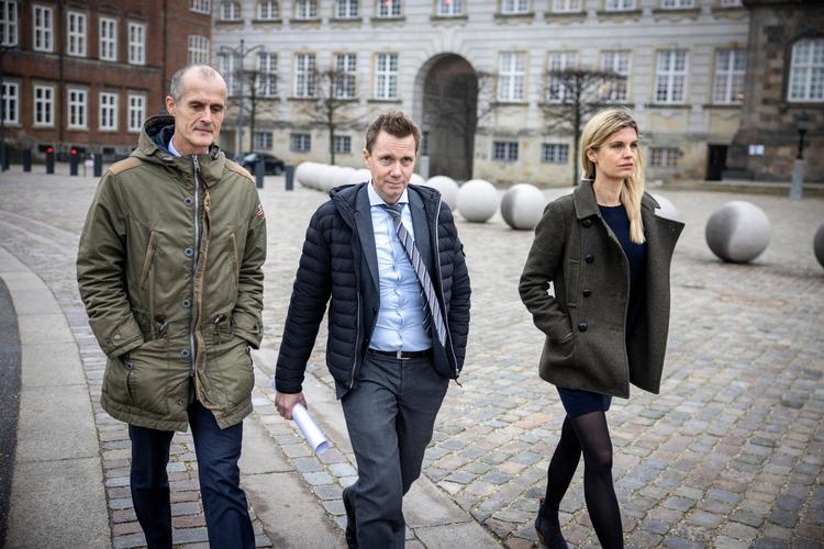 Peter Mørk Thomsen (i midten) er ikke sikker på, at han har fået det fulde billede af embedsmændenes kommunikation med hinanden. Foto: Jesper Houborg/POLFOTO