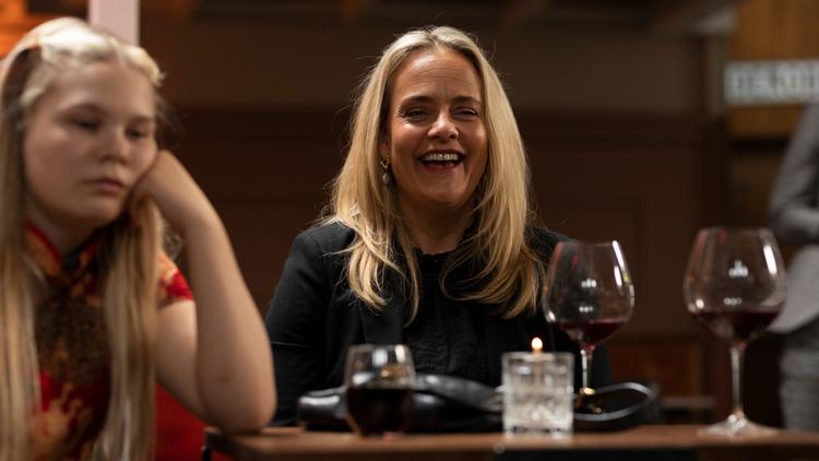 Ungerne muler, men Pørni tager det i stiv arm og ofte med et smil. Hun spilles bragende godt af Henriette Steenstrup.  Foto: Nordic Entertainment Group