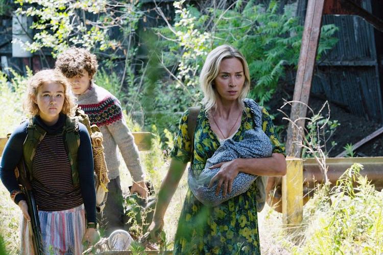 En scene fra 'A Quiet Place - Part 2'. Fra venstre ses Millicent Simmonds, Noah Jupe, og Emily Blunt. Foto: Jonny Cournoyer, Paramount Pictures