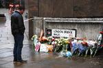 Blomster ved gerningsstedet på London Bridge efter angrebet i 2019. Det kunne være undgået, fremgår af en retlig undersøgelse. Foto: Alberto Pezzali/Ritzau Scanpix