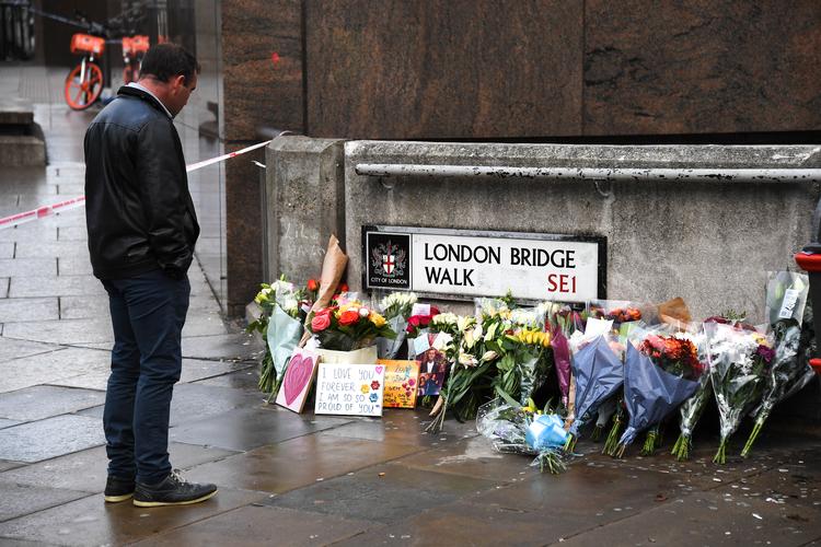 Blomster ved gerningsstedet på London Bridge efter angrebet i 2019. Det kunne være undgået, fremgår af en retlig undersøgelse. Foto: Alberto Pezzali/Ritzau Scanpix
