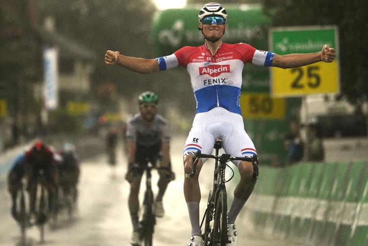 Mathieu van der Poel sejrer overbevisende på 2. etape i Schweiz Rundt.
 Foto: Gian Ehrenzeller/Ritzau Scanpix