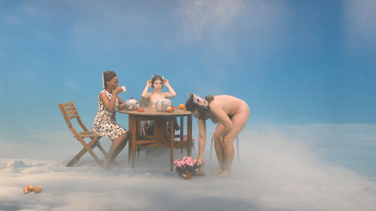 Det halvt omsluttende videoværk, 'Above the claouds'  finder sted i himlen og minder egentlig mere om den schweiziske kunstner Pipilotti Rist end om Laure Prouvost.  Foto: Laure Prouvost