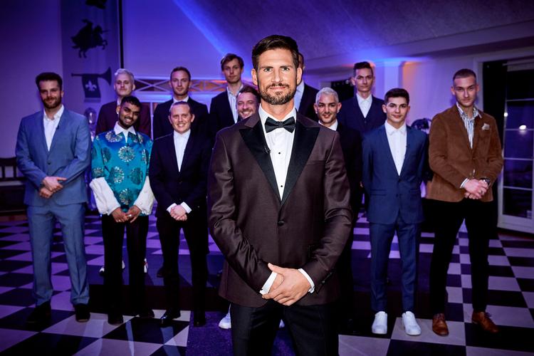 Jonas er prinsen, som de tolv mænd skal slås om, når de altså ikke lige slås lidt om hinanden. Foto: Krestine Havemann/Discovery Networks Danmark