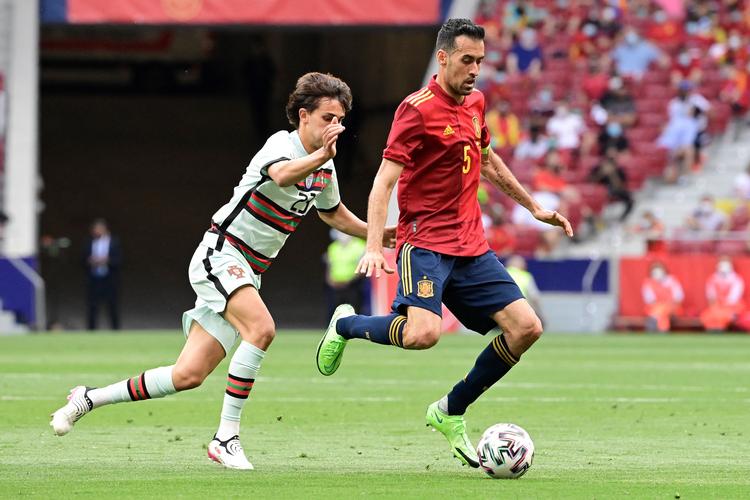 Spaniens anfører, Sergio Busquets, spillede fredag mod Portugal i den næstsidste testkamp før EM. Søndag morgen afleverede han en positiv coronatest. Det har skabt sendt spanierne i isolation og skabt usikkerhed blandt portugiserne. Foto: Javier Soriano/Ritzau Scanpix