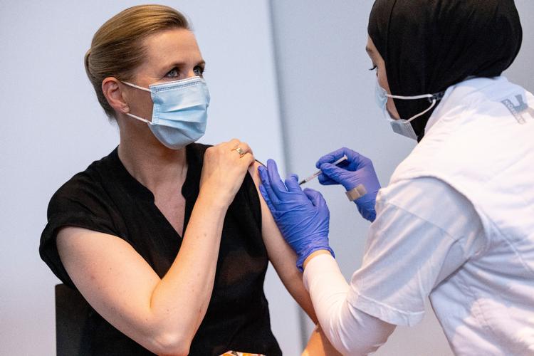 I Region Hovedstaden er der fuld gang i vaccinationen af borgere i 40'erne. Her er det statsminister Mette Frederiksen, der får sit første stik. Foto: Mads Nissen