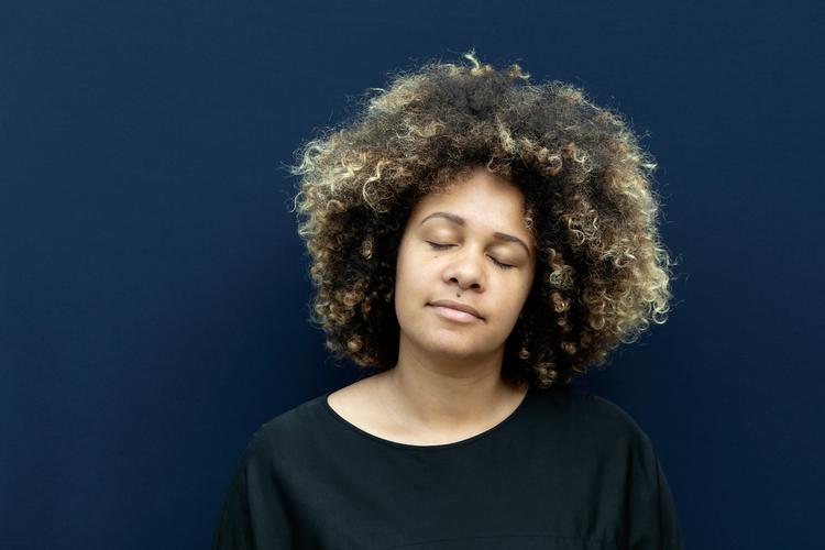 Olivia Wenzels debutroman handler om angstlidelser og tab af familiemedlemmer og om at komme fra DDR og være sort i dag.   Foto: Juliane Werner