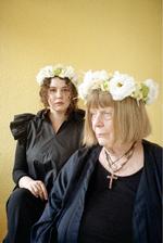 Som læser suges man hurtigt ind i brevvekslingen mellem de to stærke, distinkte stemmer, Johanne Kirstine Fall (tv.) og Charlotte Strandgaard. Og man vil bare høre mere. Foto: Nefeli Ginnerup Have