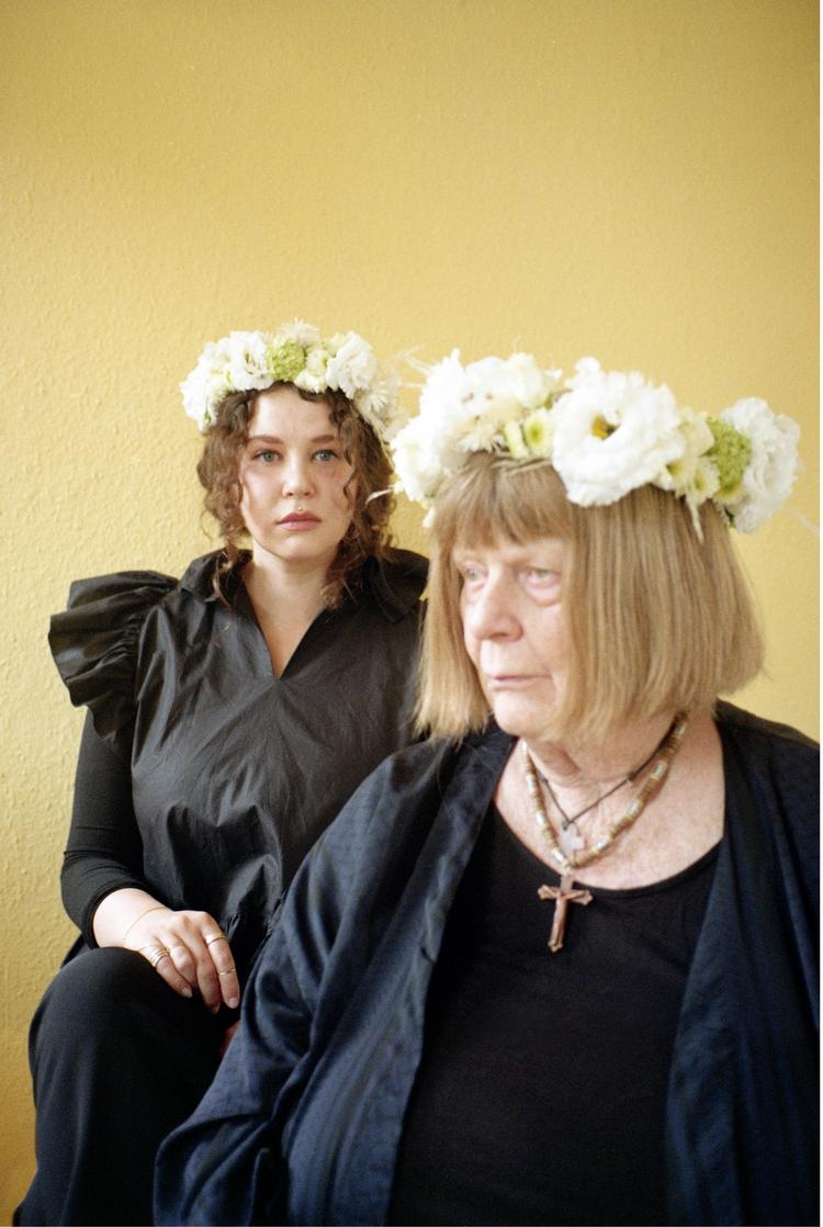 Som læser suges man hurtigt ind i brevvekslingen mellem de to stærke, distinkte stemmer, Johanne Kirstine Fall (tv.) og Charlotte Strandgaard. Og man vil bare høre mere. Foto: Nefeli Ginnerup Have