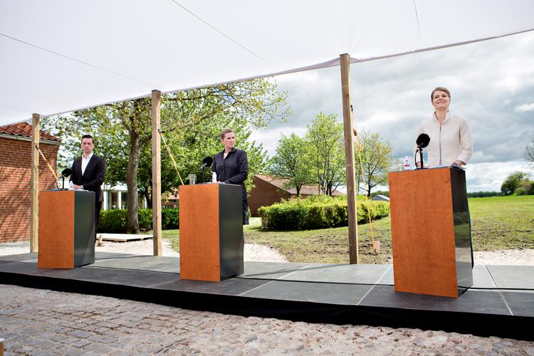 Statminister Mette Frederiksen, uddannelses- og forskningsminister Ane Halsboe-Jørgensen og Indenrigs-og boligminister Kaare Dybvad Bek præsenterede deres udflytningsplan i Foulum.  Foto: Mathilde Bech