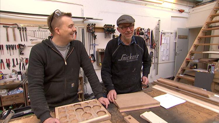Peter og Jeppe Rose er far og søn bag virksomheden Woodliving, der laver nye møbler af gammelt træ. Foto: DR