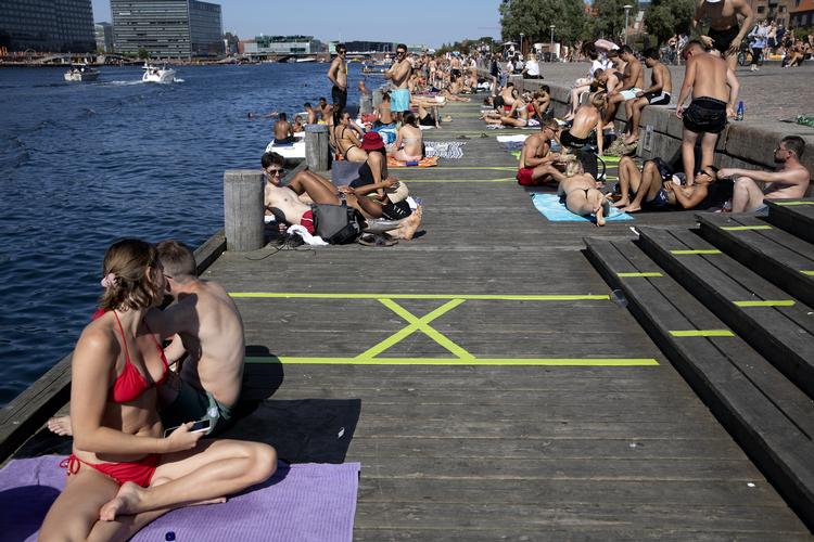 Sommeren er over os, men selvom smitten ventes at falde, er det ikke klogt at droppe alle restriktioner, mener SSI (arkivfoto) Foto: Finn Frandsen/POLFOTO