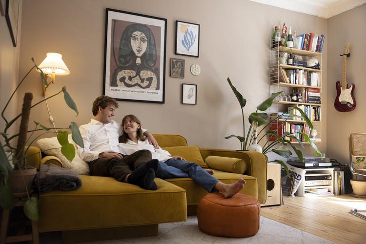      Frederik Svenningsen og Camilla Lundtoft i Nørrebro-lejligheden, som de købte i 2020.   Foto: Thomas Borberg/POLFOTO