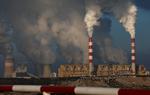 Klimafokus sætter voldsomt pres på fossil energi. Her er det Europas største kulkraftværk, Belchatow i Polen; den polske regering har netop besluttet at lukke værket i 2036, og den skarpe prisstigning på CO2-kvoter er en vigtig grund, siger brancheeksperter. Foto: Kacper Pempel/Ritzau Scanpix
