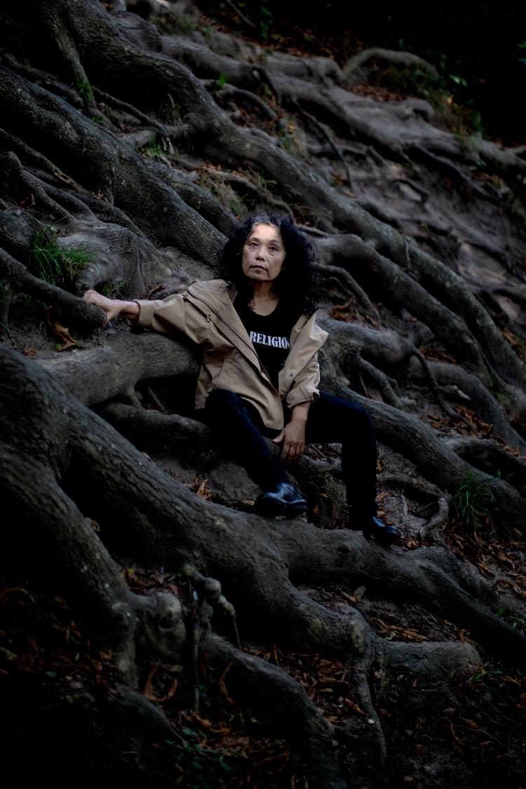 Japanske Hiromi Ito ved, at naturen er nådes- og grænseløs.  Her fotograferet i forbindelse med festivalen Louisiana Literature 2018.   Foto: Andreas Haubjerg/POLFOTO