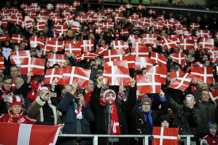 Danmark må nøjes med 15.900 tilskuere i ryggen mod Finland lørdag. DBU når ikke at blive klar til 25.000. Foto: Jens Dresling/POLFOTO