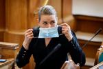 Om lidt kan vi lægge mundbindene fra os. Det bliver en fordel, mener brancheorganisationer om lempelserne af coronarestriktionerne. Foto: Jens Dresling/POLFOTO