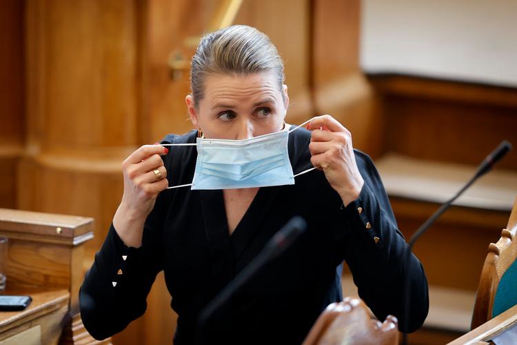 Om lidt kan vi lægge mundbindene fra os. Det bliver en fordel, mener brancheorganisationer om lempelserne af coronarestriktionerne. Foto: Jens Dresling/POLFOTO