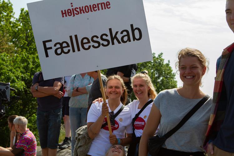Højskolerne plejer at have masser af fællessang på programmet under Folkemødet. I år må de nøjes med debatter om højskolesangbogen. 
