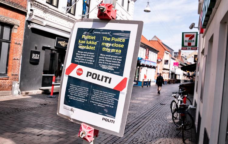 Folketinget har sat slutdato på en række af de restriktioner, danskerne har været pålagt. Her et skilt ved Aalborgs feststrøg, Jomfru Ane Gade. Foto: Henning Bagger/Ritzau Scanpix