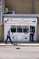  Rieders Vinyler er en af de butikker, der trods corona er åbnet i Thisted det seneste år. Den faste kunde Søren Poulsen fik blandt andet radiohead med sig hjem Foto: Thomas Borberg/POLFOTO