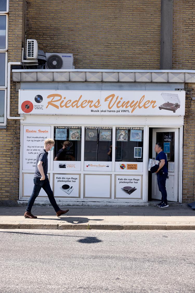  Rieders Vinyler er en af de butikker, der trods corona er åbnet i Thisted det seneste år. Den faste kunde Søren Poulsen fik blandt andet radiohead med sig hjem Foto: Thomas Borberg/POLFOTO