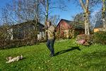 Med et enormt haveareal, hunden YoYo og naboens børn er der nok at gøre for to store børn på besøg hos Søren Ryge. Ingen tænker på mobiltelefonerne. Foto: Claus Bonnerup