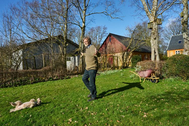 Med et enormt haveareal, hunden YoYo og naboens børn er der nok at gøre for to store børn på besøg hos Søren Ryge. Ingen tænker på mobiltelefonerne. Foto: Claus Bonnerup