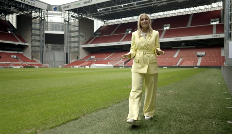 Josefine Høgh var en fortræffelig turguide gennem fodboldsangene fra 'Re-Sepp-Ten' og frem til nu.  
