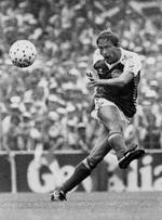 Preben Elkjær i aktion for landsholdet tilbage i '86. Der var fuld knald på indsatsen - og fuld knald på den folkelige popularitet. Elkjær var en spiller, der var dus med tribunerne. Foto: Jens Dresling/POLFOTO