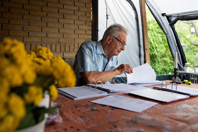 Den 80-årige tidligere skolelærer og viceforstander Mogens Nielsen skal nu i retten, efter at elselskabet Velkommen har stævnet han på trods af, at Ankenævnet på Energiområdet har fastslået, at Velkommen havde brudt loven, så Mogens Nielsen ikke skulle betale en krone til selskabet. Foto: Finn Frandsen/POLFOTO