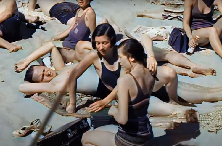 Billedet stammer fra en video filmet i København en sommerdag i 1938. Når videoerne bliver farvelagt, forsvinder følelsen af tidsforskel næsten..  