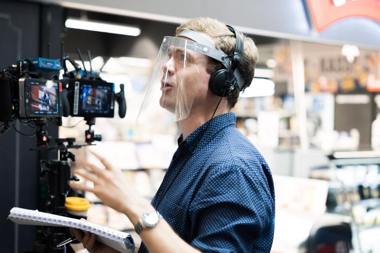 Instruktør Rasmus Heide på optagelserne til »århundredets dårligste film«, som den blandt andet bliver kaldt i anmeldelserne.  Foto: Åsmund Sollihøgda 