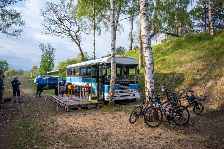 Undervejs kan man overnatte i glampingtelte eller sågar i en gammel bus forvandlet til et charmerende lille hjem på hjul.  Foto: Martin Paldan