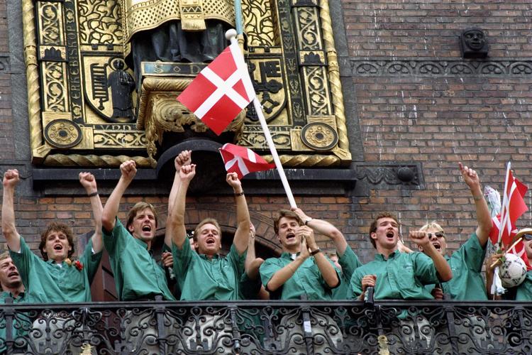 Det danske fodboldlandshold modtages i København efter sejren over Tyskland i EM-finalen i Gøteborg 1992.  Fotoet her er fra Københavns Rådhus. Foto: Tine Harden/POLFOTO