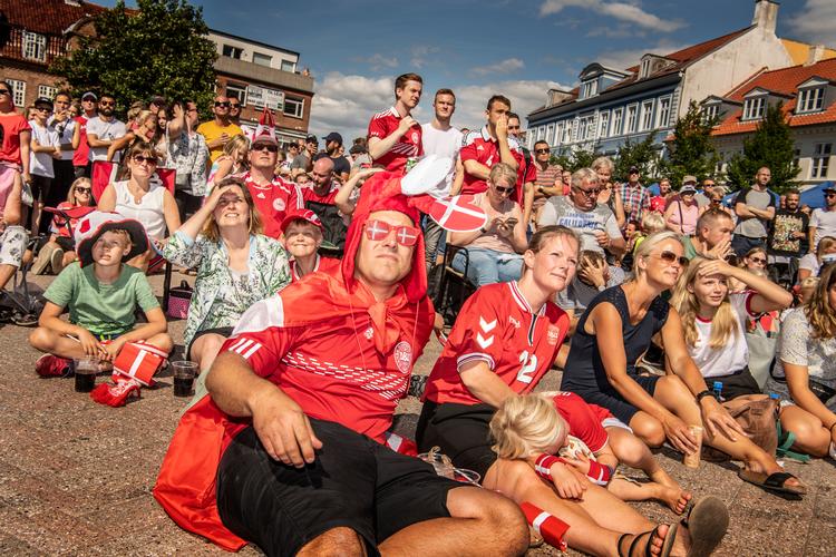 Danmarks kampe kan følges på storskærme, der opstilles mange steder i landet.  Foto: Henning Hjorth