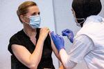 Da statsminister Mette Frederiksen (S) modtog sin første covid-19 vaccine i Øksnehallen, København, blev det for meget for Martin Henriksen fra Dansk Folkeparti. Han proklamerede på Facebook, at han ikke havde lyst til at blive vaccineret af en kvinde med tørklæde ligesom statsministeren. Den udtalelse møder kritik fra S-ordfører Rasmus Stoklund. Foto: Mads Nissen