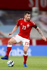 På landsholdet er Pierre-Emile Højbjerg en af lederne på banen, selv om han ikke bærer anførerbindet - på billedet her har han et sørgebind på. Altid går han forrest. Foto: Jens Dresling Foto: Jens Dresling/POLFOTO