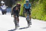 Richard Carapaz er nået op til Jakob Fuglsang i finalen på 5. etape i Schweiz Rundt. De to følges ad resten af vejen med ecuadorianeren som kneben vinder i spurten.
 Foto: Gian Ehrenzeller/Ritzau Scanpix