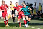 Danmarks Kathrine Kühl ses her i nærkamp med Australiens Ellie Carpenter i testkampen på Casa Arena i Horsens torsdag aften. Foto: Henning Bagger/Ritzau Scanpix