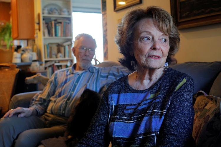 Cynthia Flagg sidder sammen med sin mand, Charles, der deltog i forsøget med det nye Alzheimers-lægemiddel. Foto: Brian Snyder/Ritzau Scanpix
