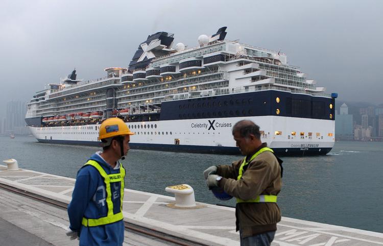 Dette billede af 'Celebrity Millennium'  er taget i 2013 længe før, der var noget, der hed coronapandemi. Nu er skibet ramt af smitte på sin første sejlads efter at have ligget stille i et år. Foto: Dale de la Rey/Ritzau Scanpix