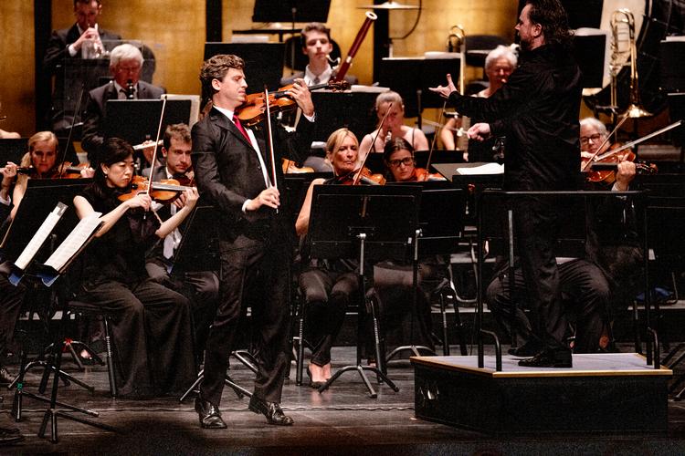Violinisten James Ehnes var solist, da Tivoli Copenhagen Phil, som Copenhagen Phil hedder om sommeren, spillede koncert torsdag under ledelse af Christian Kluxen. Foto: Jacob Ehrbahn/POLFOTO
