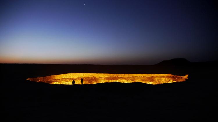 I ørkenen i Turkmenistan brænder jorden. Det tiltrækker globetrottere, der slår lejr på kanten af krateret.  Foto: Amos Chapple/shutterstock/Ritzau Scanpix